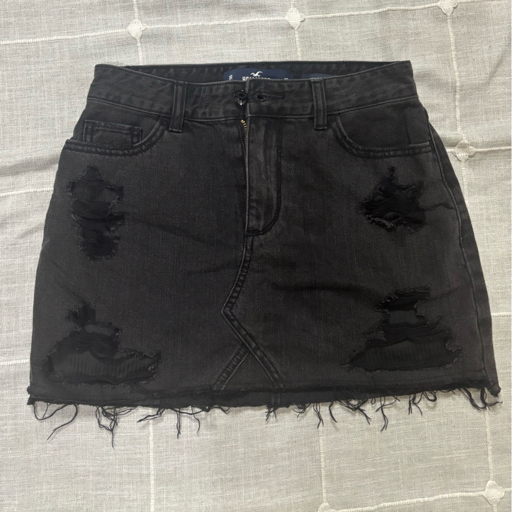 HOLLISTER - distressed black jean skirt